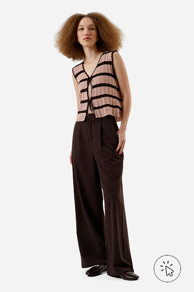 Modelo veste blusa feminina de tricô com laços listrada rosa e preto - cores que combinam com rosa - que cor combina com rosa