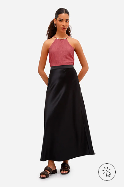 Modelo veste blusa halterneck feminina de viscose texturizada rosa - cores que combinam com rosa - que cor combina com rosa