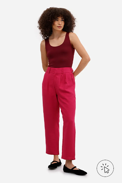 Modelo veste calça de alfaiataria feminina com cós de elástico rosa vibrante - cores que combinam com rosa - que cor combina com rosa