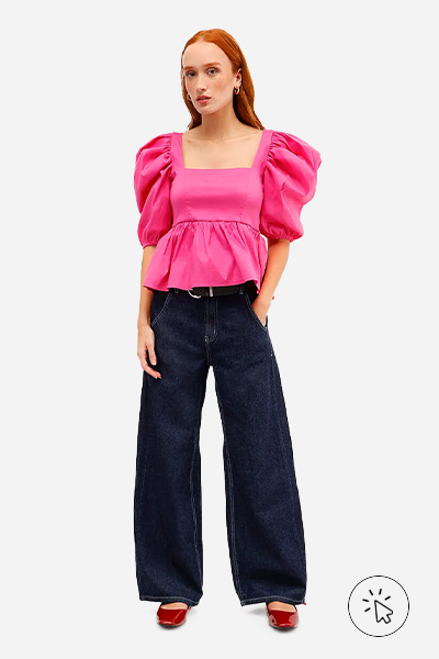 Modelo veste calça oversized feminina jeans cintura média azul escuro e blusa de mangas bufantes rosa pink - cores que combinam com rosa - que cor combina com rosa