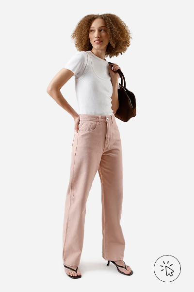 Modelo veste calça wide leg slim feminina de sarja cintura alta rosa - cores que combinam com rosa - que cor combina com rosa