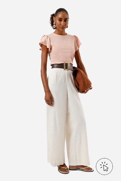 Modelo veste camiseta feminina de algodão manga curta bufante texturizada rosa - cores que combinam com rosa - que cor combina com rosa