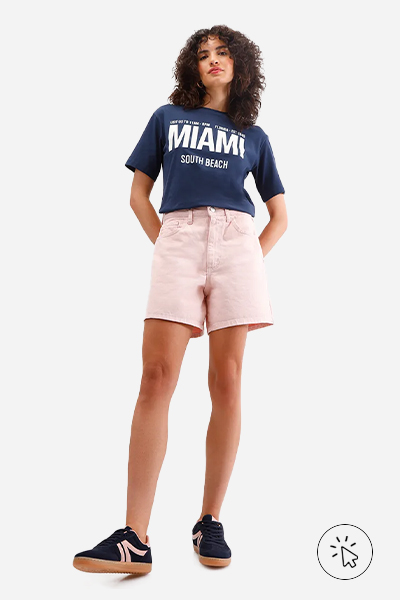 Modelo veste camiseta feminina de algodão Miami azul marinho e short de sarja cintura alta  rosa claro - cores que combinam com rosa - que cor combina com rosa