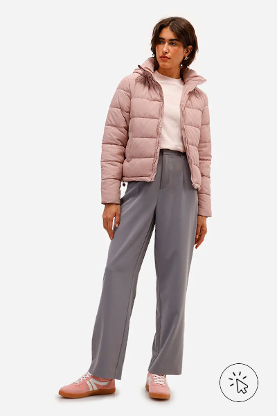 Modelo veste camiseta feminina de algodão peruano interlock básica rosa e jaqueta puffer rosa um tom mais escuro - cores que combinam com rosa - que cor combina com rosa
