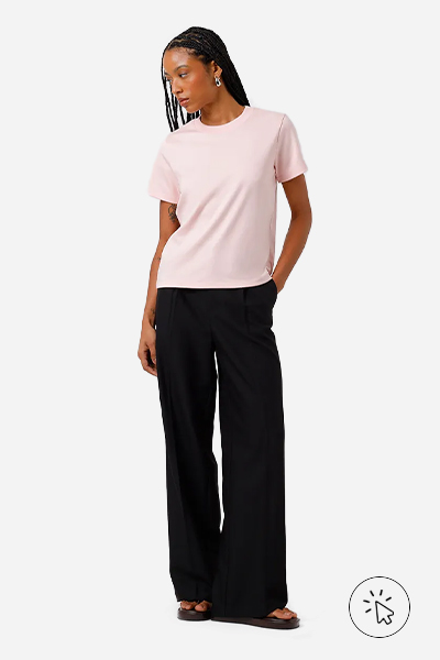 Modelo veste camiseta feminina de algodão peruano slim Mindset rosa - cores que combinam com rosa - que cor combina com rosa
