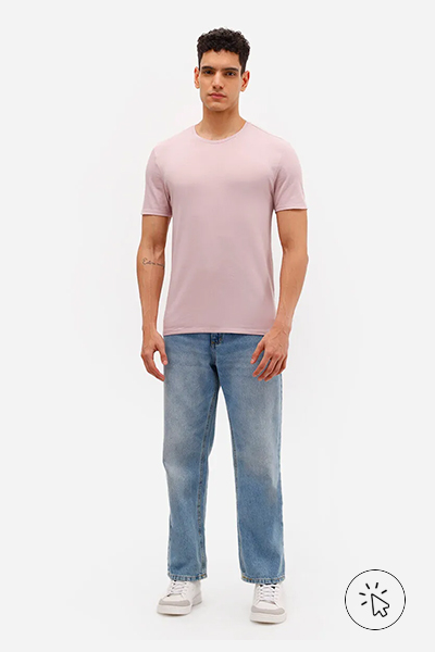 Modelo veste camiseta slim básica manga curta rosa claro - cores que combinam com rosa - que cor combina com rosa