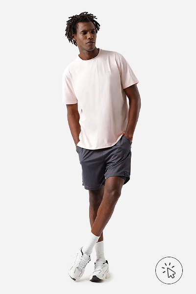Modelo veste camiseta slim masculina esportiva ACE de poliamida rosa - cores que combinam com rosa - que cor combina com rosa