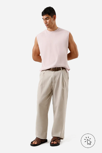 Modelo veste regata masculina de algodão peruano rosa - cores que combinam com rosa - que cor combina com rosa