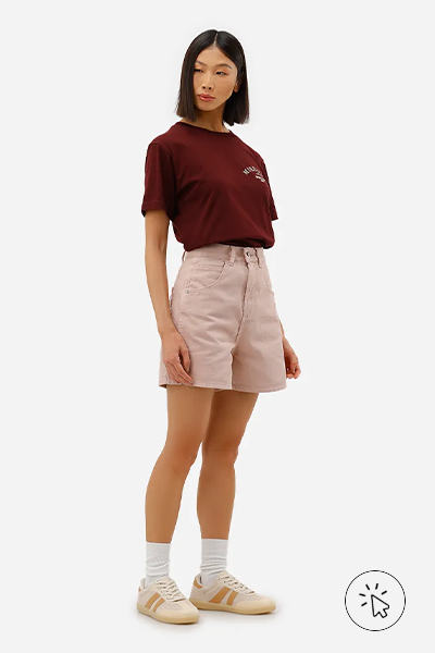 Modelo veste short feminino de sarja com recortes e fendas rosa claro - cores que combinam com rosa - que cor combina com rosa