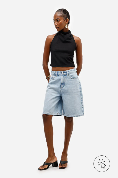 Modelo veste bermuda feminina jeans cintura média azul claro
