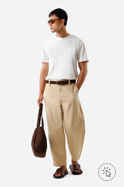 Modelo veste calça barrel masculina de sarja cós elástico bege