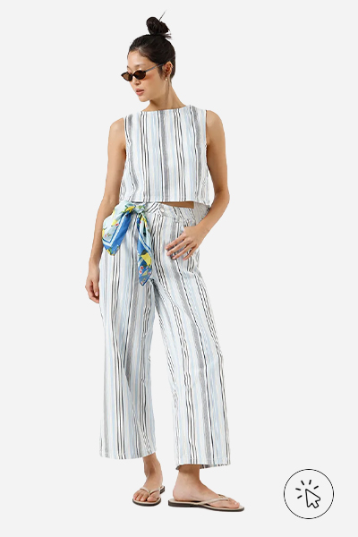Modelo veste calça wide leg cropped feminina de sarja listrada off-white