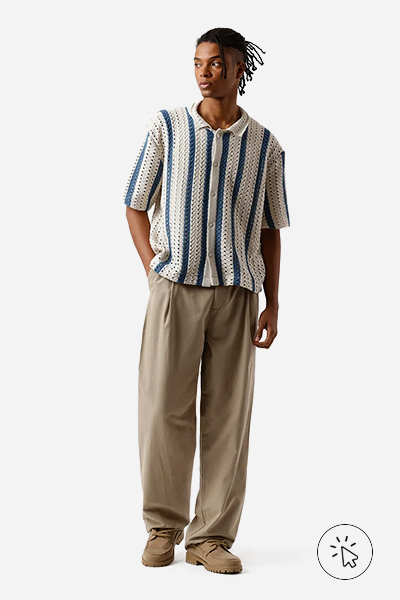 Modelo veste camisa masculina de tricô listrada azul