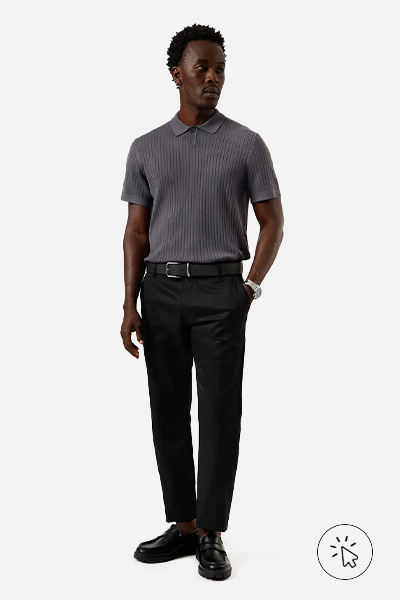 Modelo veste polo masculina de tricô canelado cinza chumbo