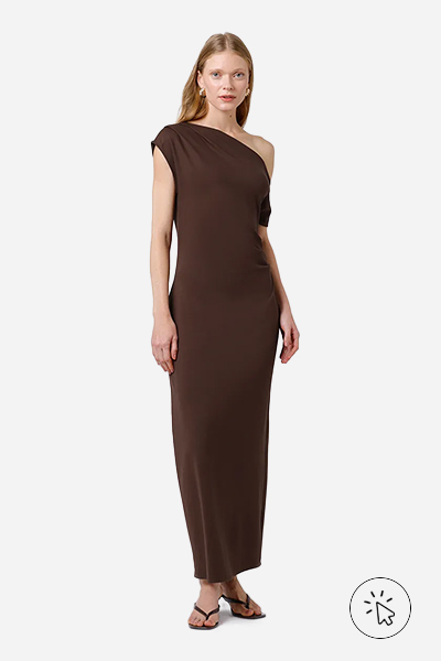 Modelo veste vestido mídi feminino assimétrico com pregas Mindset marrom