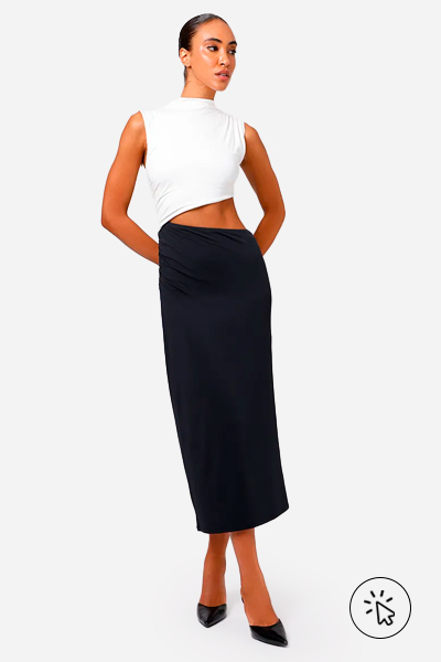 Modelo veste vestido mídi feminino assimétrico franzido Mindset branco e preto