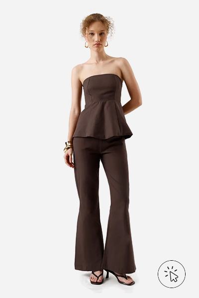 Modelo veste blusa peplum feminina de algodão sem alça com recortes marrom