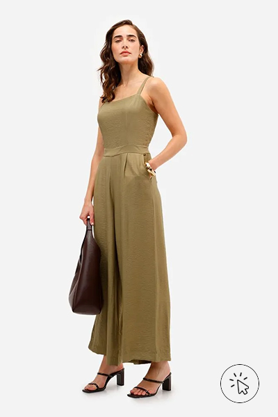 Modelo veste macacão feminino de viscose texturizado verde