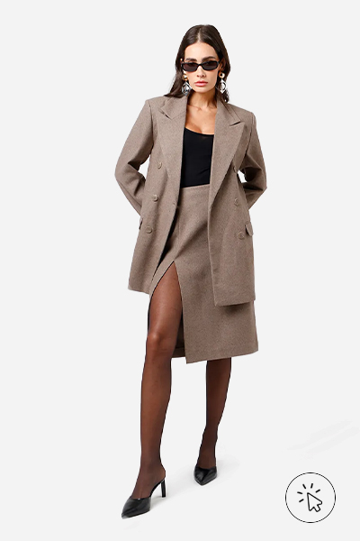 Modelo veste blusa peplum feminina de algodão sem alça com recortes marrom