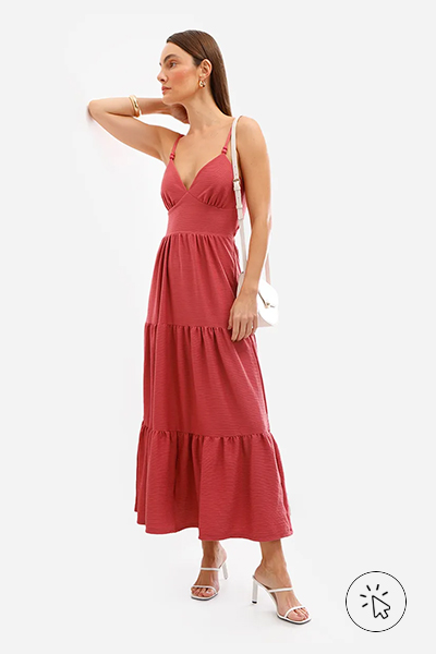 Modelo veste vestido longo decote nas costas texturizado rosa escuro