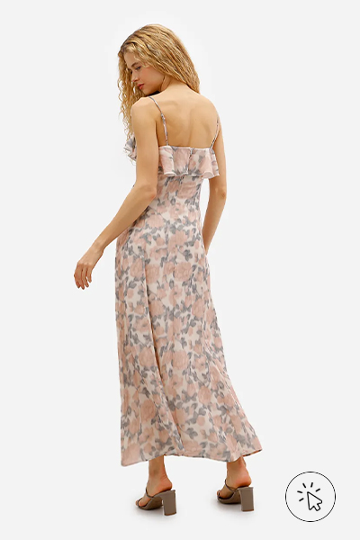 Modelo veste vestido longo feminino com babados floral rosa e amarelo