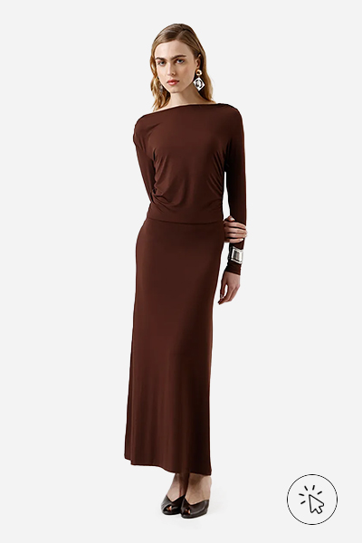 Modelo veste vestido longo feminino manga longa decote costas marrom
