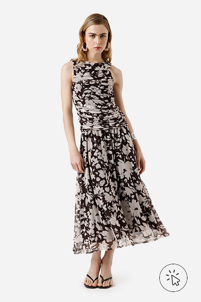 Modelo veste vestido mídi feminino de tule franzido floral marrom