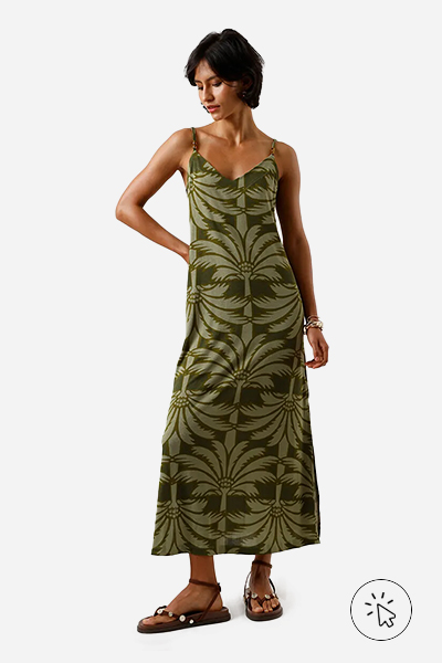 Modelo veste vestido mídi feminino de viscose alças finas com fendas folhagens verde