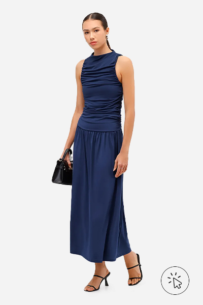 Modelo veste vestido mídi feminino franzido azul marinho