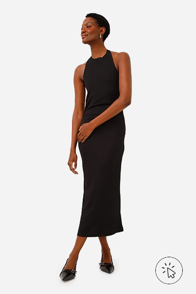 Modelo veste vestido mídi halterneck texturizado preto