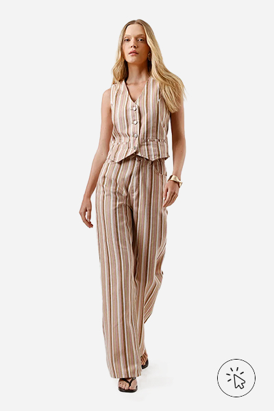 Modelo veste colete e calça wide leg slim feminina de sarja cintura alta listrada rosa