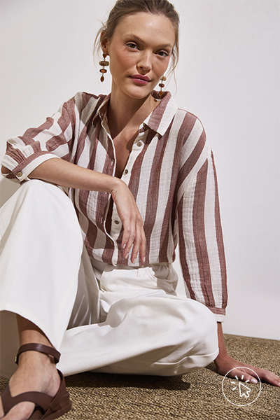 Modelo veste camisa feminina com linha listrada off-white e marrom