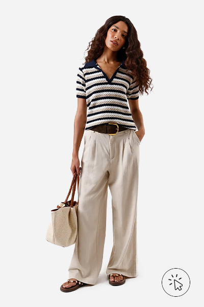 Modelo veste polo feminina de tricô texturizada listrada azul e off-white