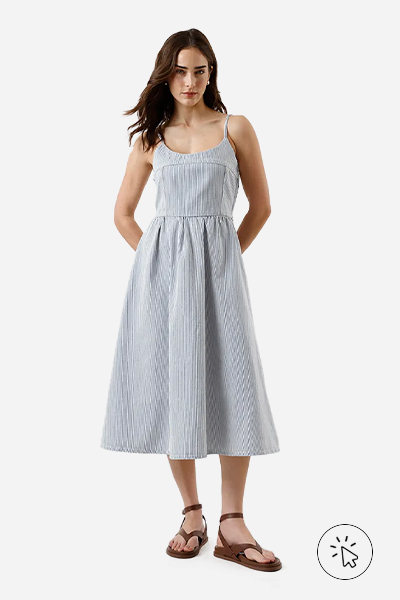 Modelo veste vestido mídi feminino de sarja listrado azul