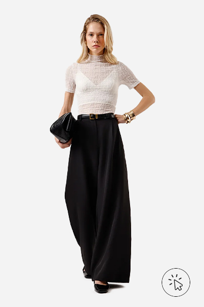 Modelo veste blusa feminina de tule gola alta texturizada off-white