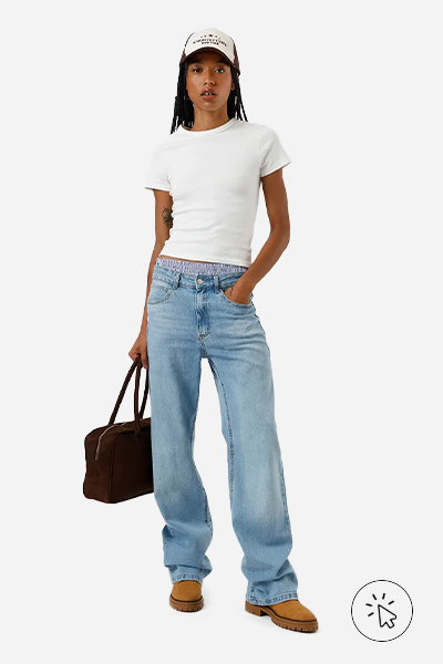 Modelo veste calça wide leg slim feminina jeans azul claro