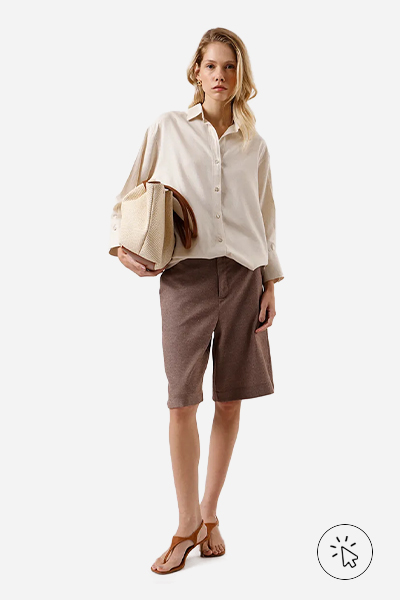 Modelo veste camisa feminina com linho manga longa bege