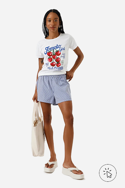 Modelo veste camiseta feminina de algodão Tomato Girl off-white