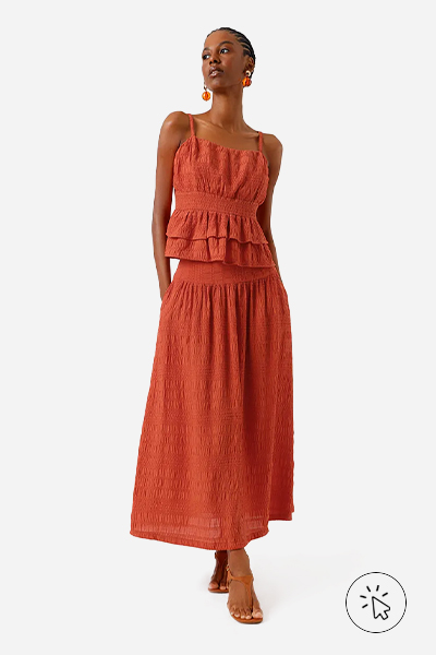 Modelo veste saia mídi feminina texturizada laranja terracota