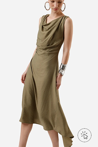 Modelo veste vestido mídi feminino com viscose e franzidos decote degage verde musgo
