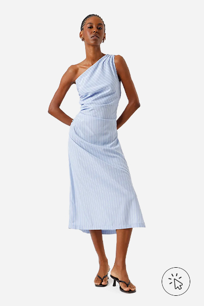 Modelo veste vestido mídi feminino ombro único azul franzido listrado