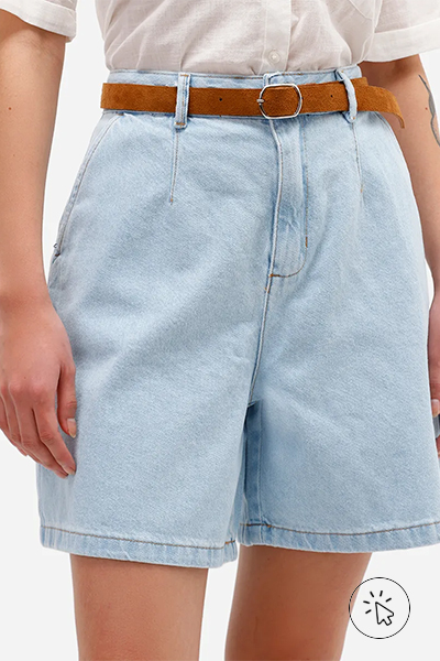 Modelo veste bermuda feminina jeans com cinto azul claro - roupas anos 90 - look anos 90 - moda anos 90 - como era a moda nos anos 90