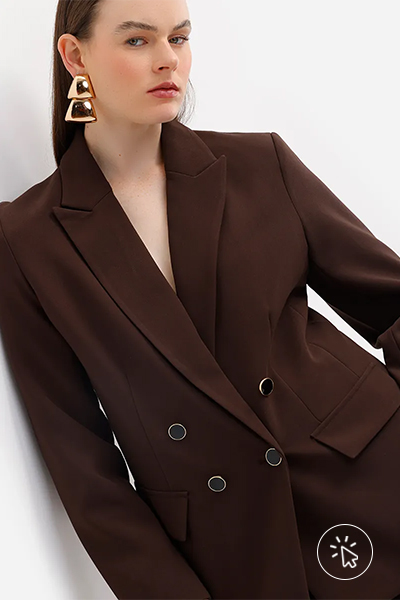 Modelo veste blazer feminino de alfaiataria marrom escuro - roupas anos 90 - look anos 90 - moda anos 90 - como era a moda nos anos 90