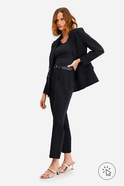 Modelo veste calça de alfaiataria feminina com cinto preta - roupas anos 90 - look anos 90 - moda anos 90 - como era a moda nos anos 90