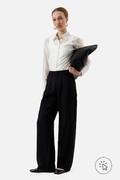 Modelo veste calça de alfaiataria feminina com viscose e pregas preta - roupas anos 90 - look anos 90 - moda anos 90 - como era a moda nos anos 90