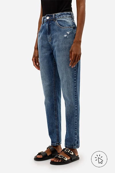 Modelo veste calça jeans mom cintura super alta azul - roupas anos 90 - look anos 90 - moda anos 90 - como era a moda nos anos 90