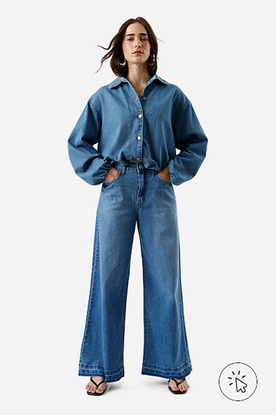 Modelo veste calça wide leg feminina jeans com barra desfiada azul - roupas anos 90 - look anos 90 - moda anos 90 - como era a moda nos anos 90