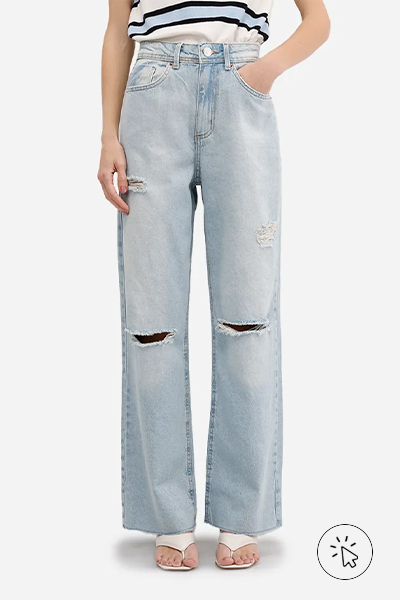 Modelo veste calça wide leg slim feminina jeans destroyed azul clara - roupas anos 90 - look anos 90 - moda anos 90 - como era a moda nos anos 90
