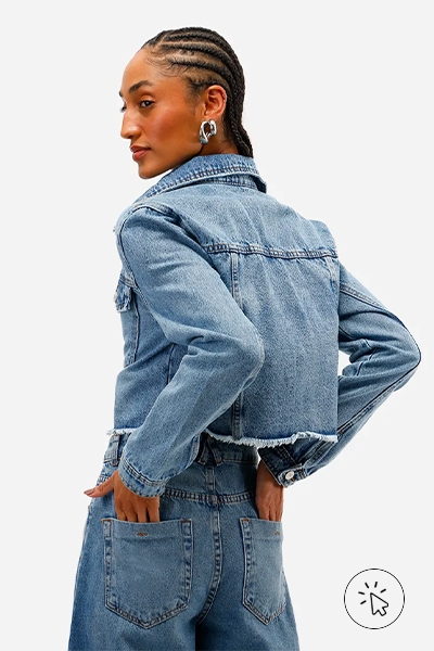 Modelo veste jaqueta cropped feminina jeans com barra desfiada azul - roupas anos 90 - look anos 90 - moda anos 90 - como era a moda nos anos 90