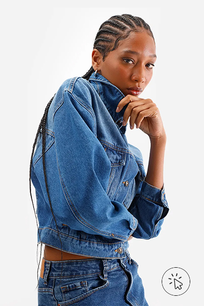 Modelo veste jaqueta jeans feminina manga longa azul  - roupas anos 90 - look anos 90 - moda anos 90 - como era a moda nos anos 90